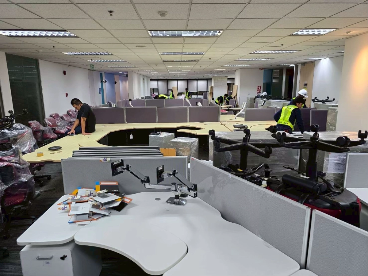 ผลงานการรื้อถอดขนย้ายประกอบติดตั้งเฟอร์นิเจอร์โต๊ะทำงาน